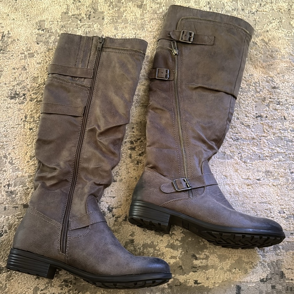 Tall gray boots - Picture 2 of 4